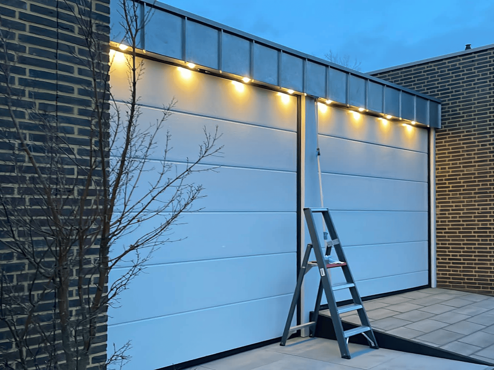 Verlichte sectionaaldeuren – Veilig en stijlvol 37 RADEGHI 9010 - Verlichte sectionaaldeuren – Veilig en stijlvol